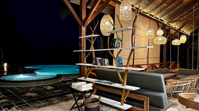 Metita Beach & Dive Resort, Morotai: Bar & Pool bei Nacht