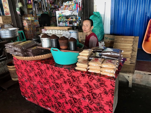 Sulawesi: Toraja coffee - sale on market