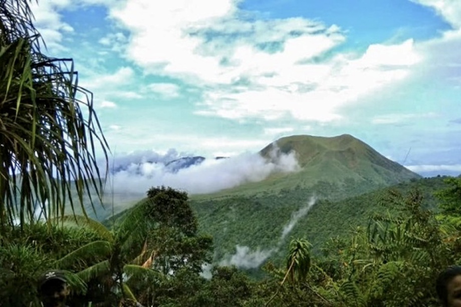 Sulawesi: View from Gunung Tatawiran to Lokon volcano