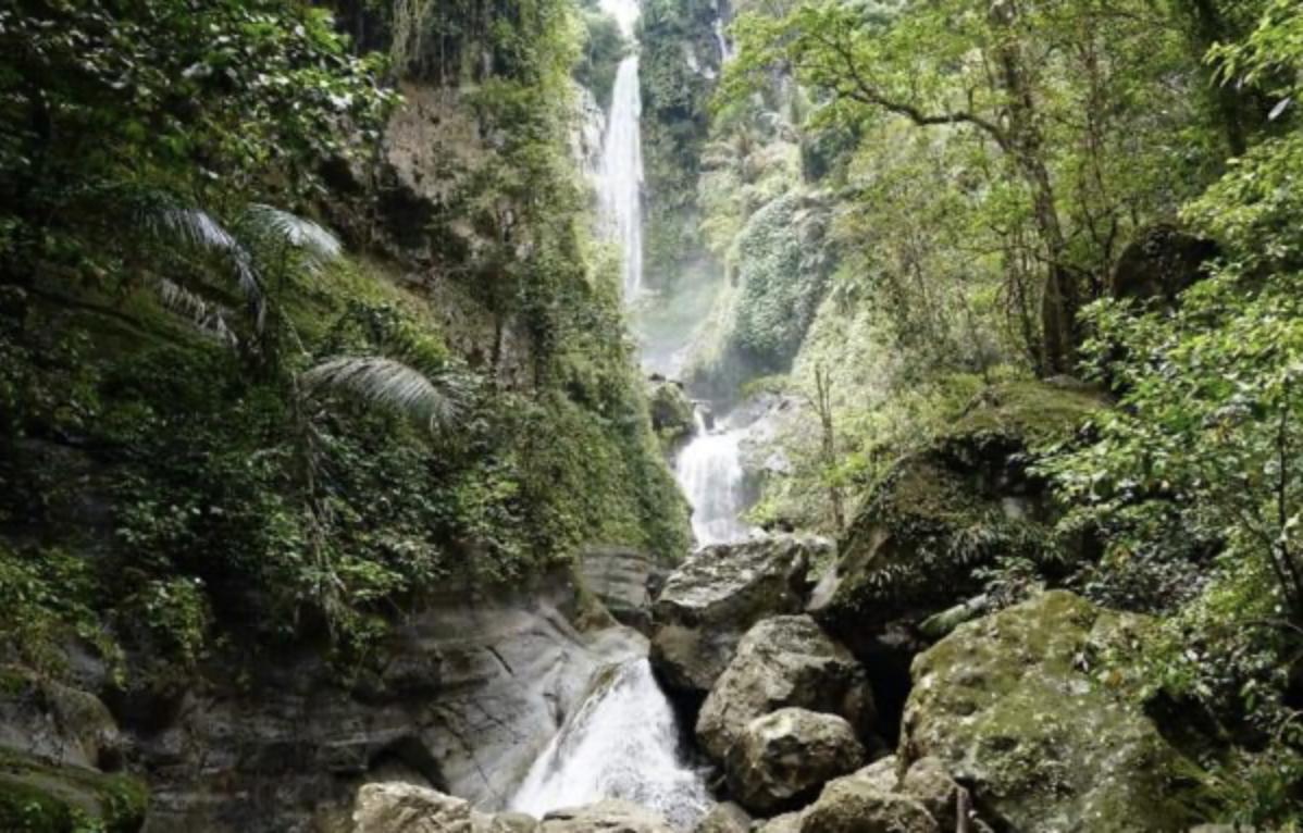 Kleine Sunda Inseln, Indonesien: Wasserfall im Dschungel Sumbawas