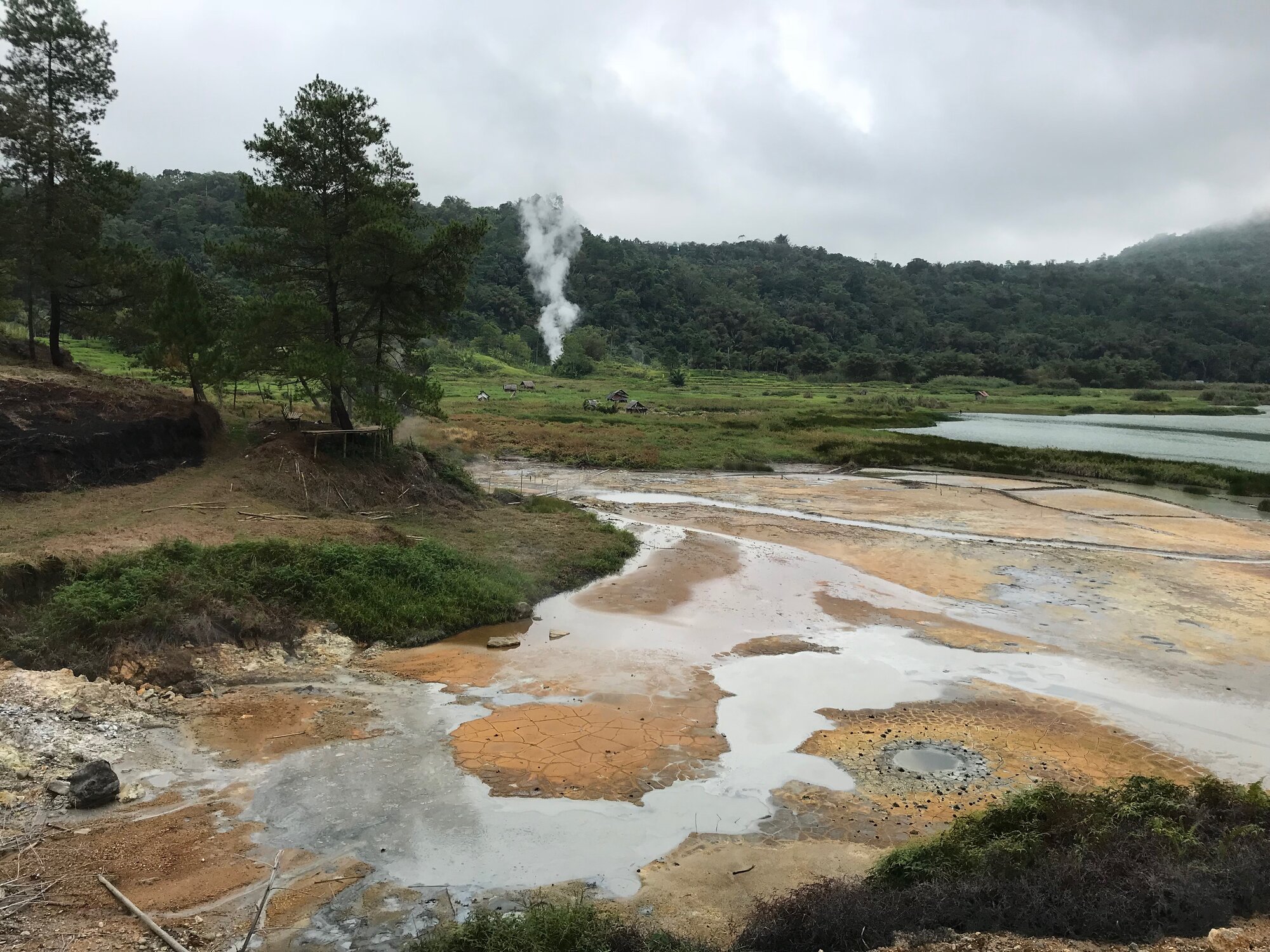 Sulawesi: Sulphur springs as a sign of volcanic activity