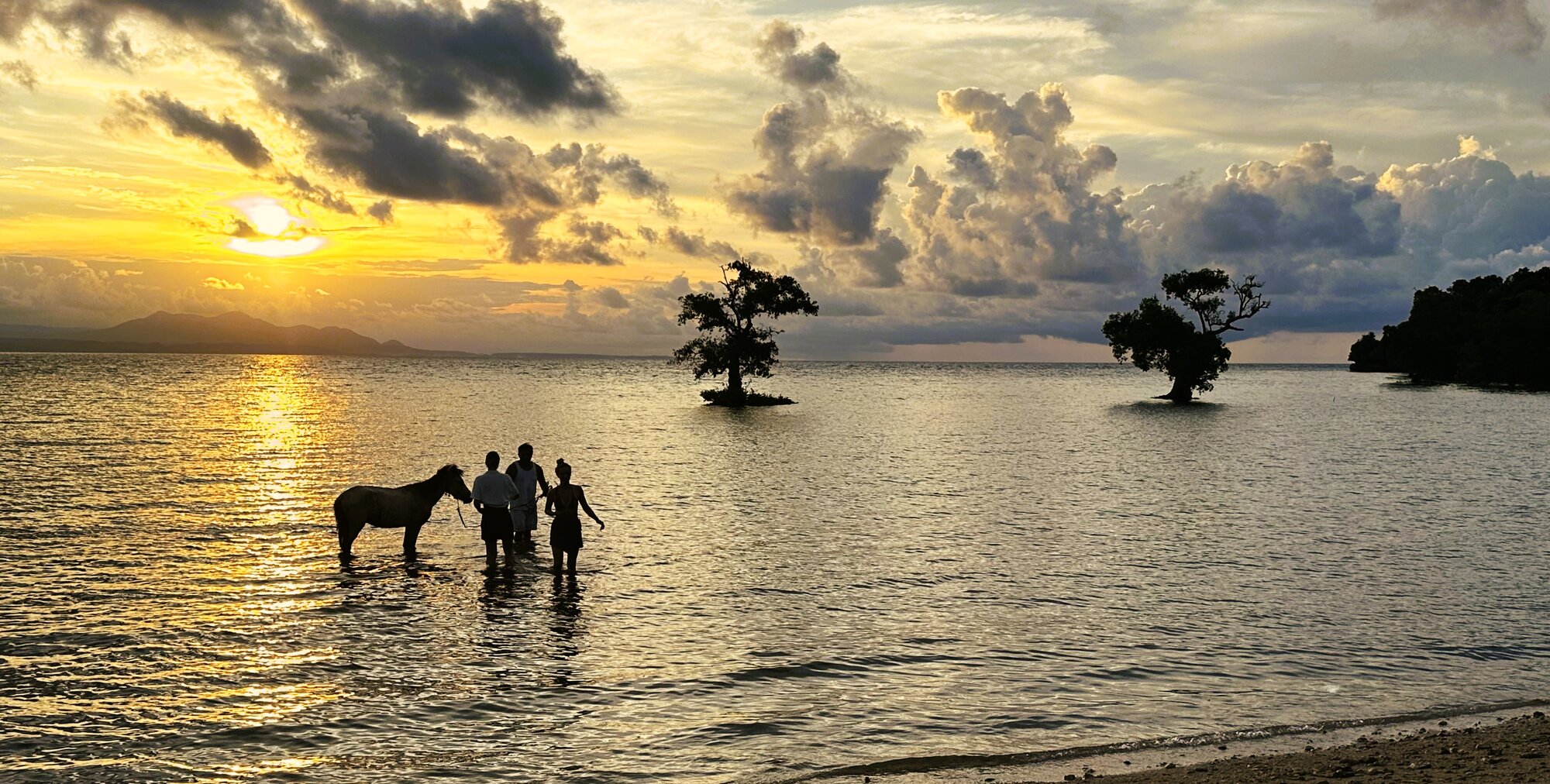 Indonesien, Insel Sumbawa: Sonnenuntergang Sumbawa Besar Beach